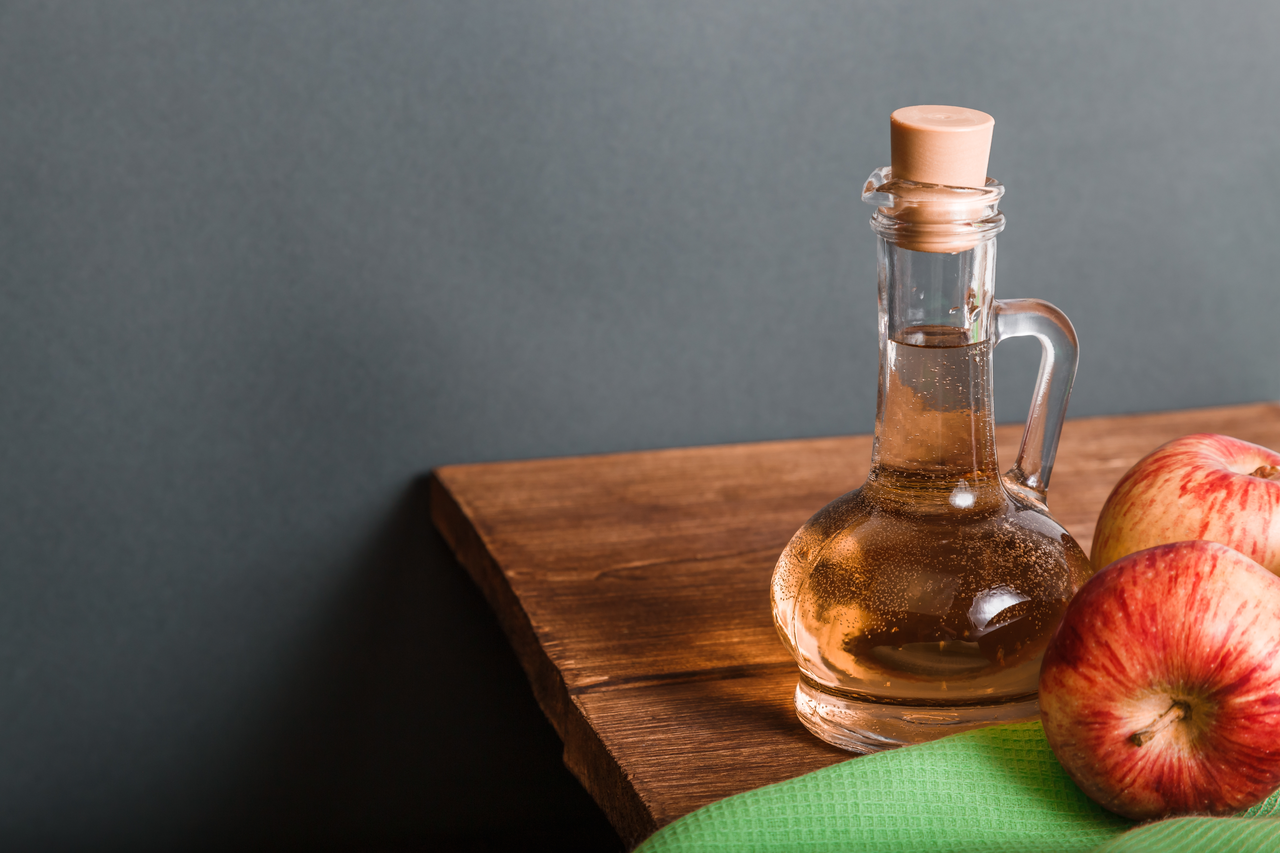 Non usare l’aceto sulle piante prima di sapere cosa succede davvero: ecco la verità