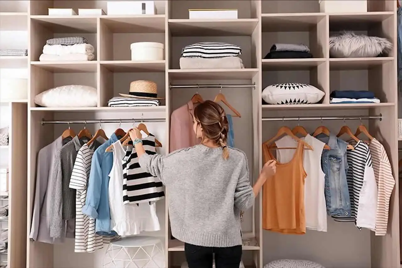 L’errore che fanno tutti nell’armadio e toglie profumo ai vestiti: ecco il trucco naturale